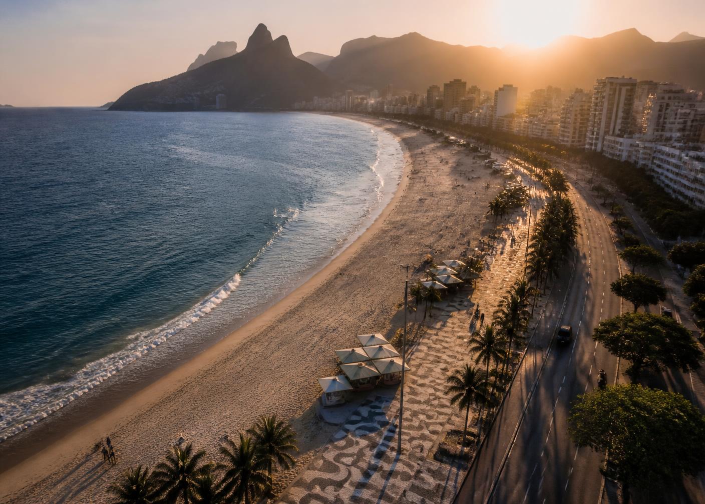 Orla de Copacabana no Rio de Janeiro ao pôr do sol